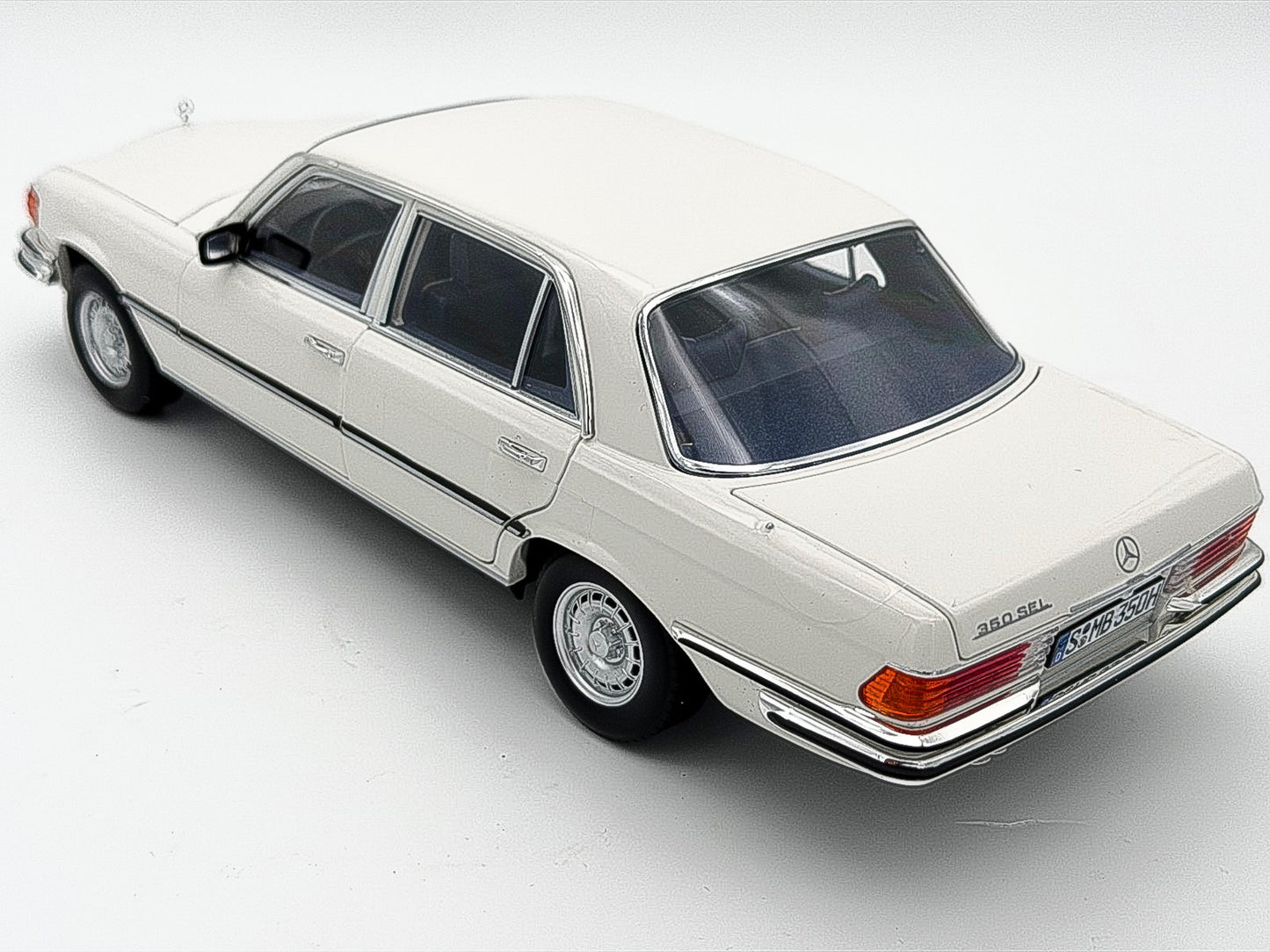 1:18 Norev Mercedes-Benz 350 SEL W116 1973/80 weiss full opening Dealer Edition NEU