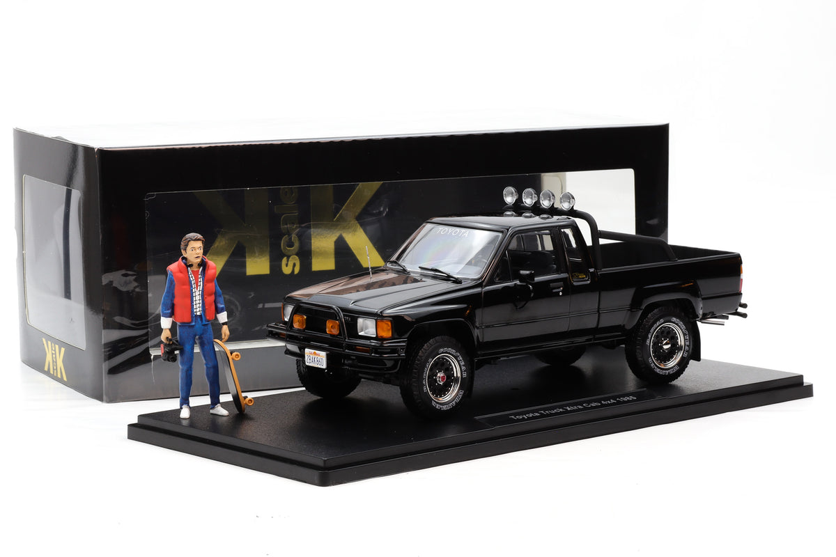 1:18 Toyota Hilux Xtra Cab SR5 Back to future II + Marty McFly Figur KK Scale