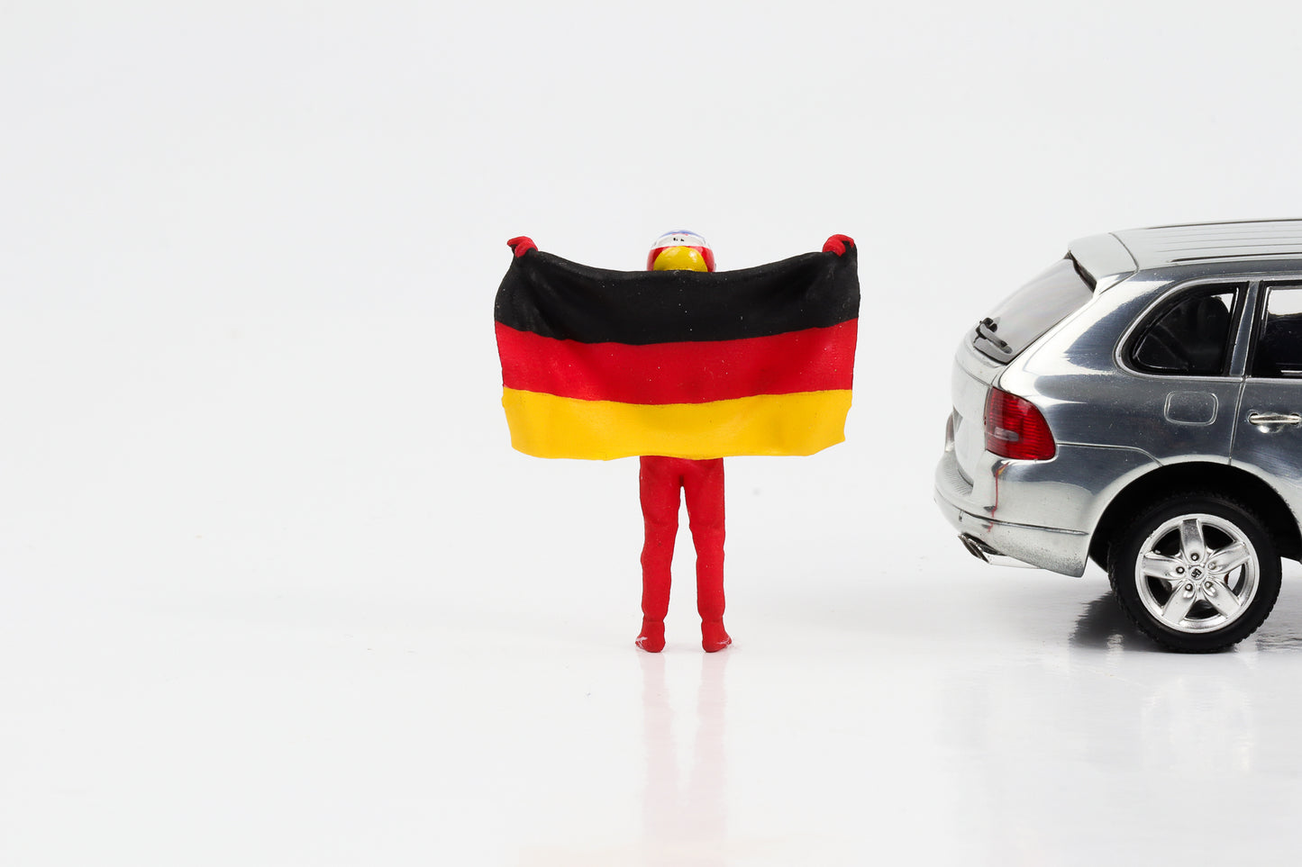 1:43 F1 figure M. Schumacher with German flag 1996 Formula 1 Cartrix CT070 41mm