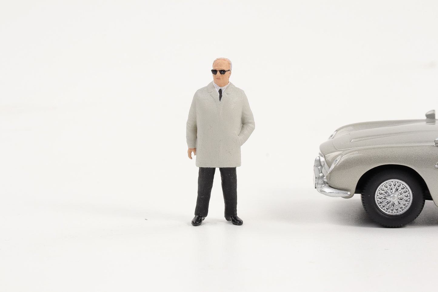 1:43 Cartrix Figur Enzo Ferrari für Modellauto Diorama Figuren 4 cm