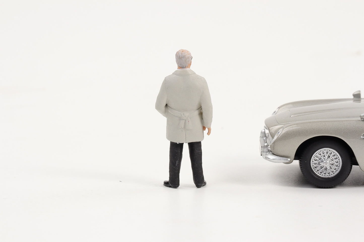 1:43 Cartrix Figur Enzo Ferrari für Modellauto Diorama Figuren 4 cm