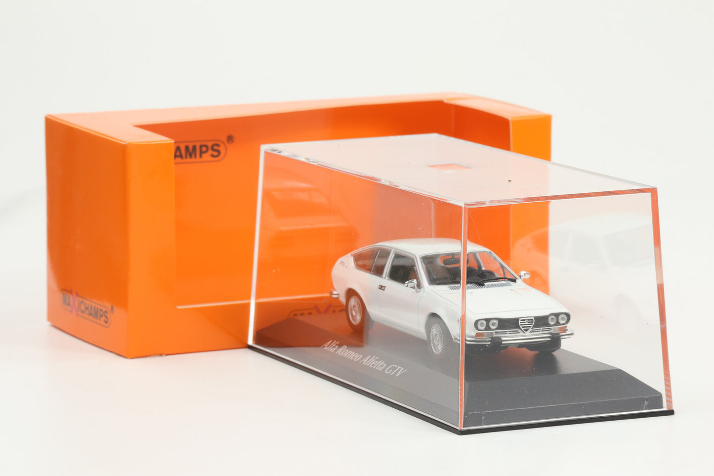1:43 Minichamps Alfa Romeo Alfetta GTV 1976 weiß Maxichamps