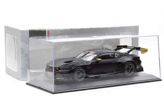 1:18 IXO Ford Mustang GT3 Racing Spec Plain Body matt schwarz 2024 + Vitrine