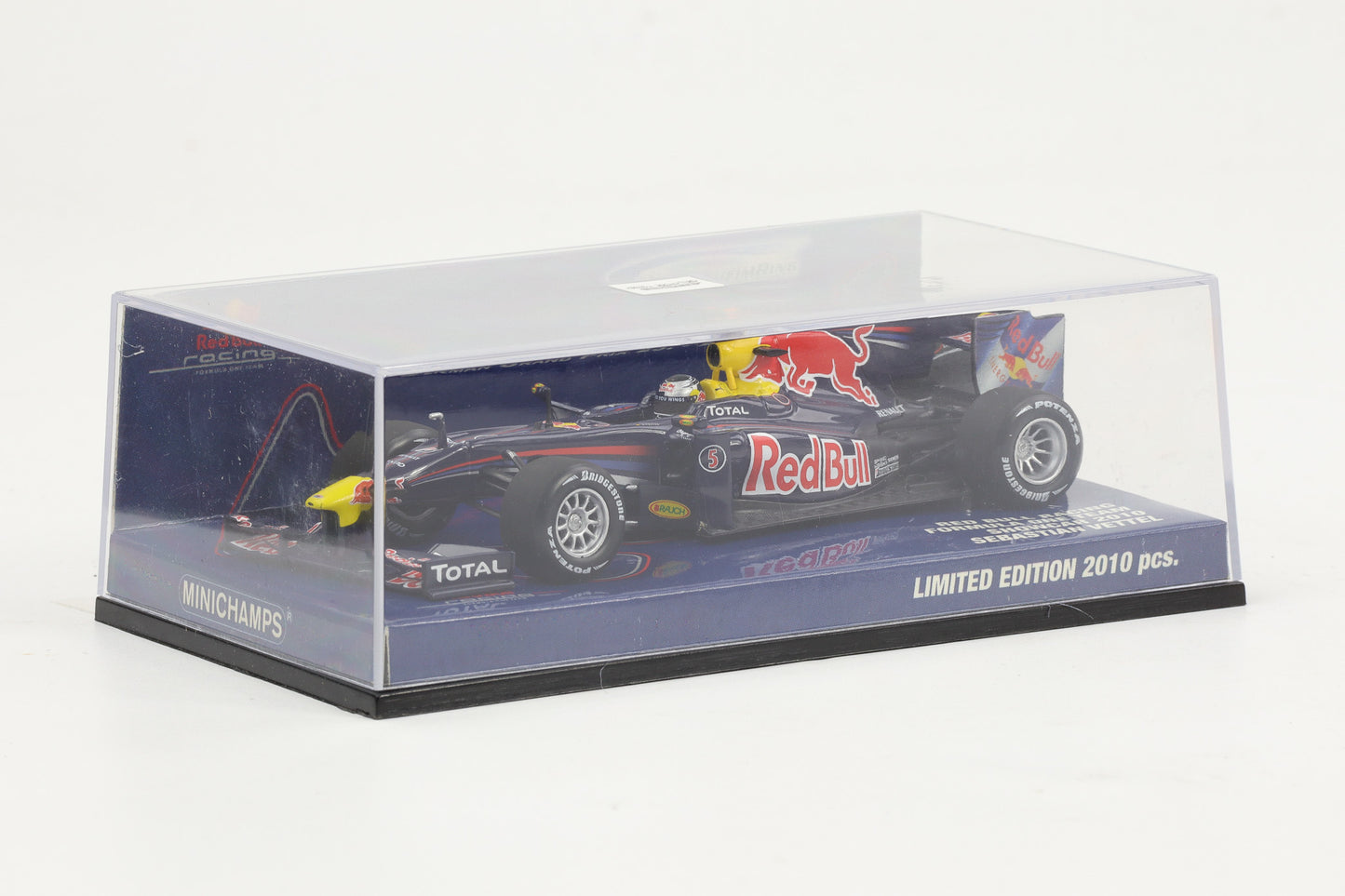 1:43 Minichamps Red Bull Racing F1 Team Showcar 2010 Sebastian Vettel