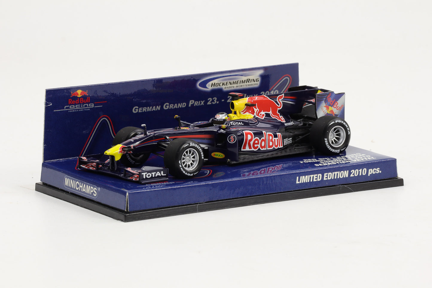 1:43 Minichamps Red Bull Racing F1 Team Showcar 2010 Sebastian Vettel