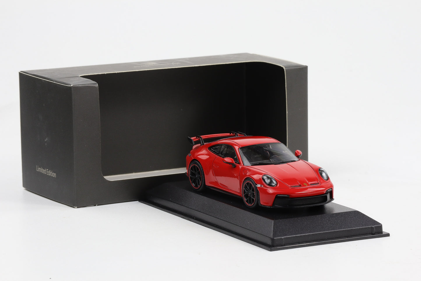 1:43 Minichamps Porsche 911 992 GT3 2021 rot Dealer WAP
