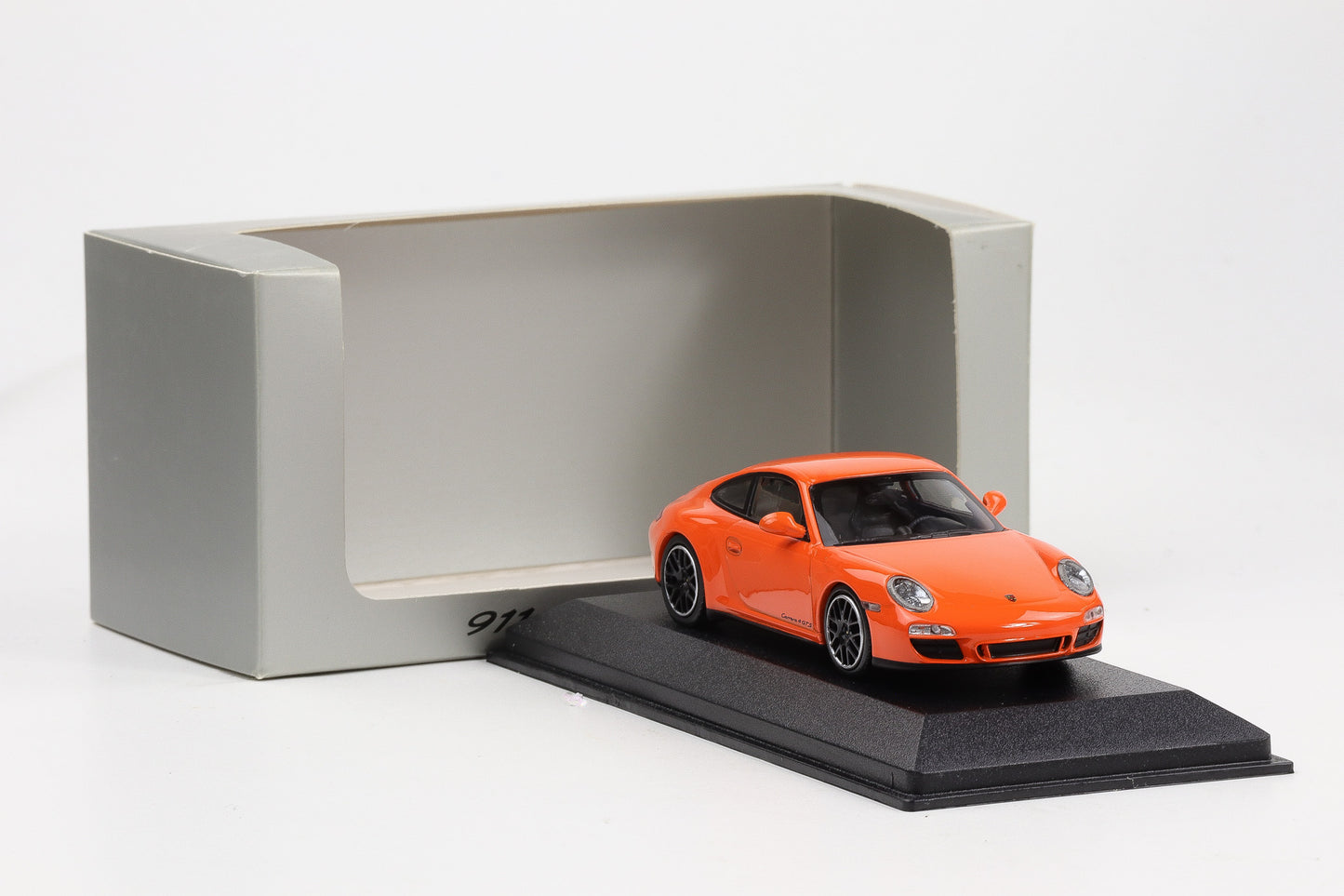 1:43 Minichamps Porsche 911 997.2 Carrera 4 GTS orange Dealer WAP 020 114 0C