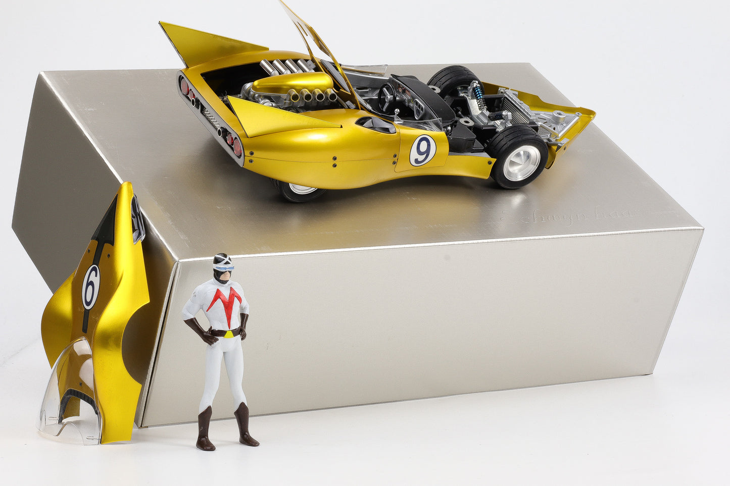 1:18 Schwyn Haas Speed Racer X Shooting Star #9 ALUMINIUM Gold mit Figur