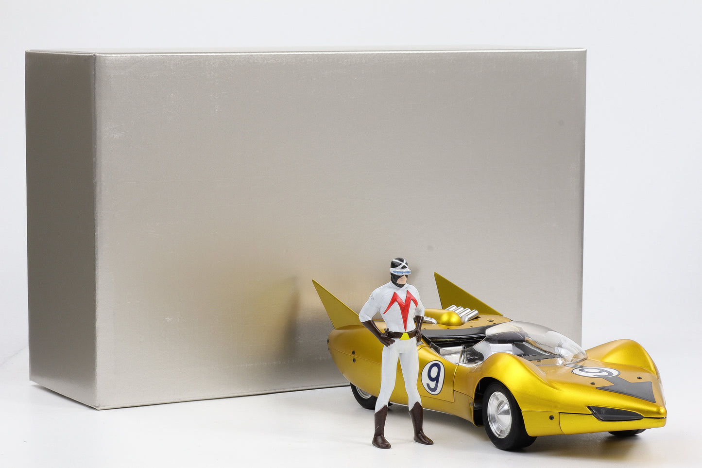 1:18 Schwyn Haas Speed Racer X Shooting Star #9 ALUMINIUM Gold mit Figur