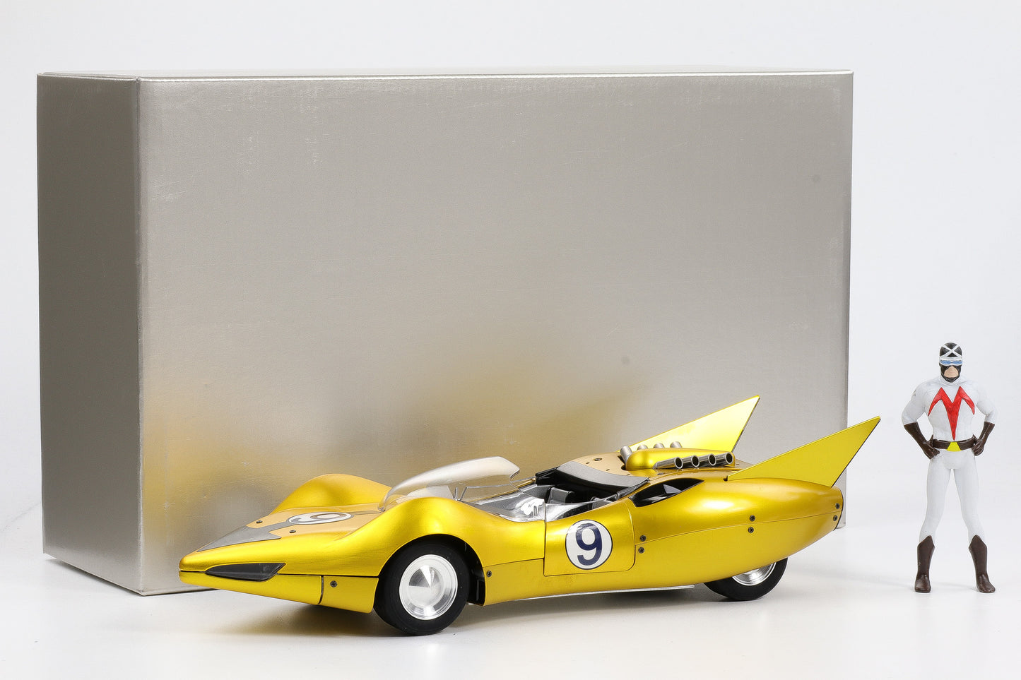 1:18 Schwyn Haas Speed Racer X Shooting Star #9 ALUMINIUM Gold mit Figur