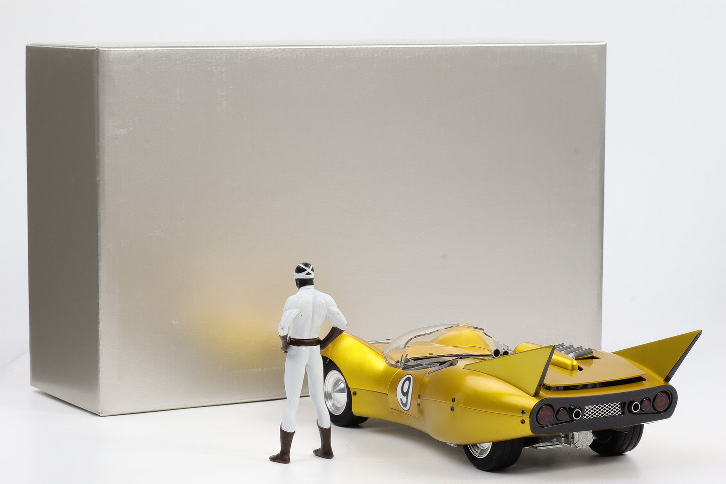 1:18 Schwyn Haas Speed Racer X Shooting Star #9 ALUMINIUM Gold mit Figur