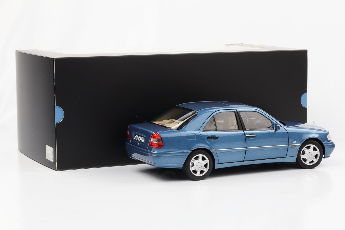 1:18 Mercedes-Benz C 200 W202 Limousine 1997 Aquamarinblau Norev Dealer limited