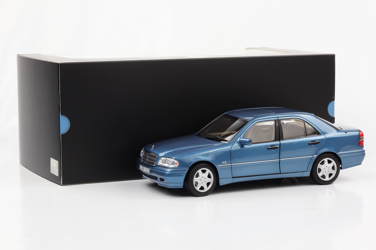 1:18 Mercedes-Benz C 200 W202 Limousine 1997 Aquamarinblau Norev Dealer limited