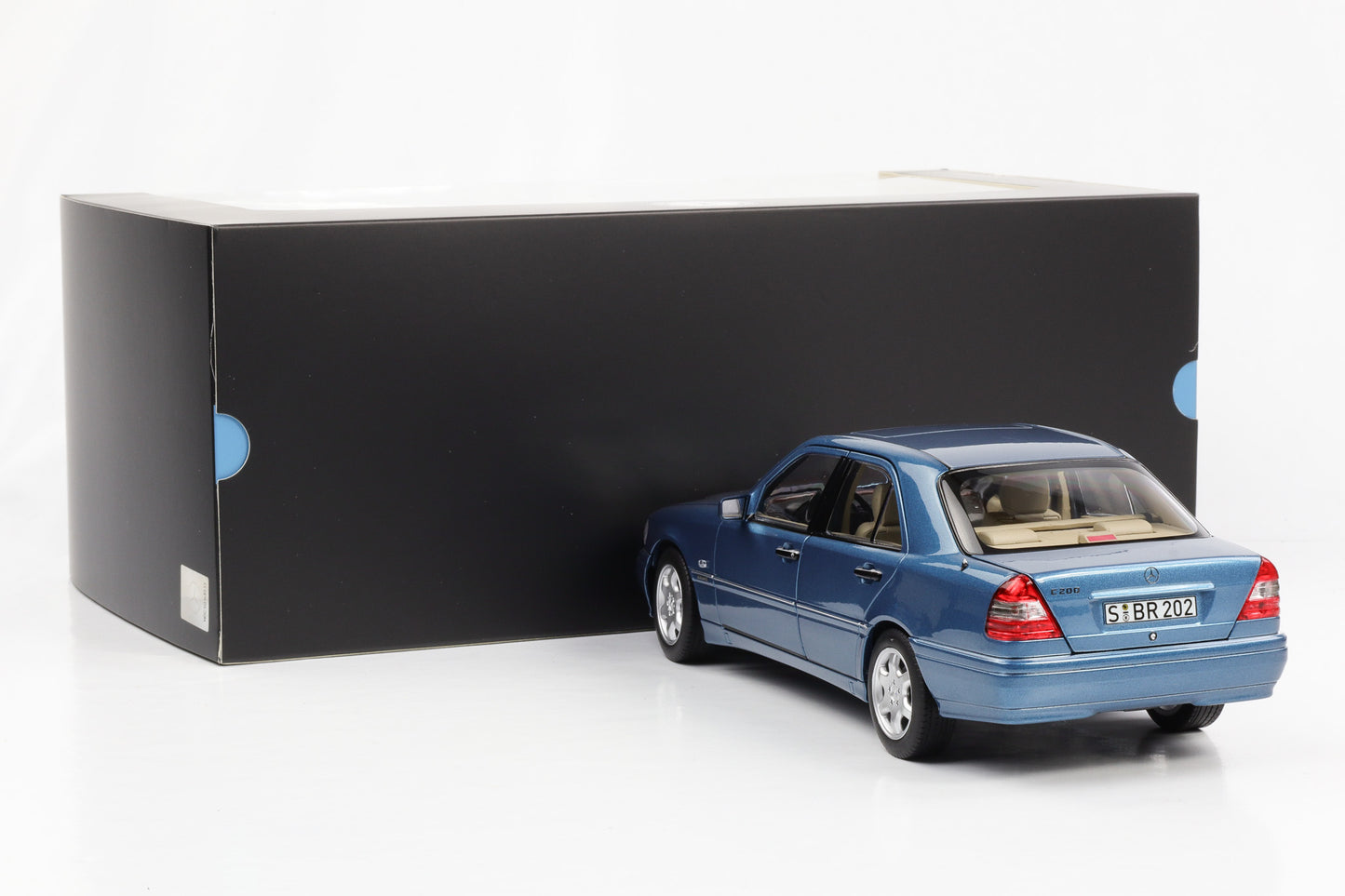 1:18 Mercedes-Benz C 200 W202 Limousine 1997 Aquamarinblau Norev Dealer limited