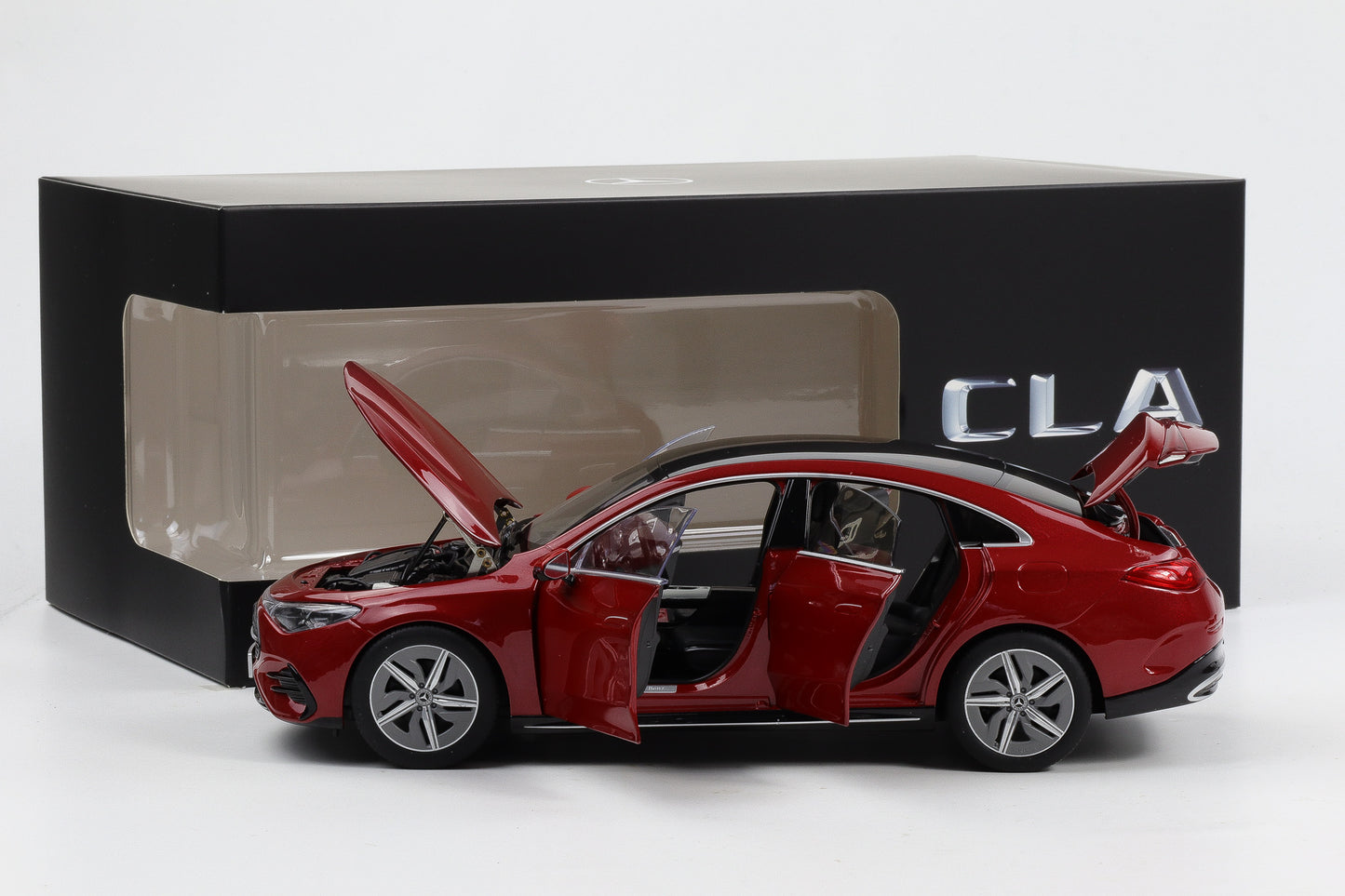 1:18 NZG Mercedes Benz CLA 2025 Modell C174 4-door patagonienrot Dealer