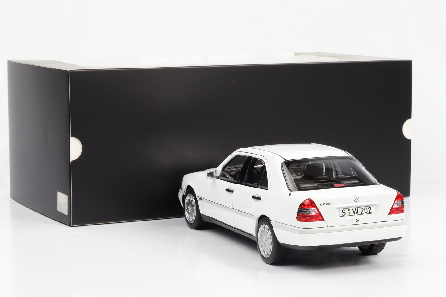 1:18 Mercedes-Benz C 200 W202 Limousine 1996 polarweiss Norev Dealer limited