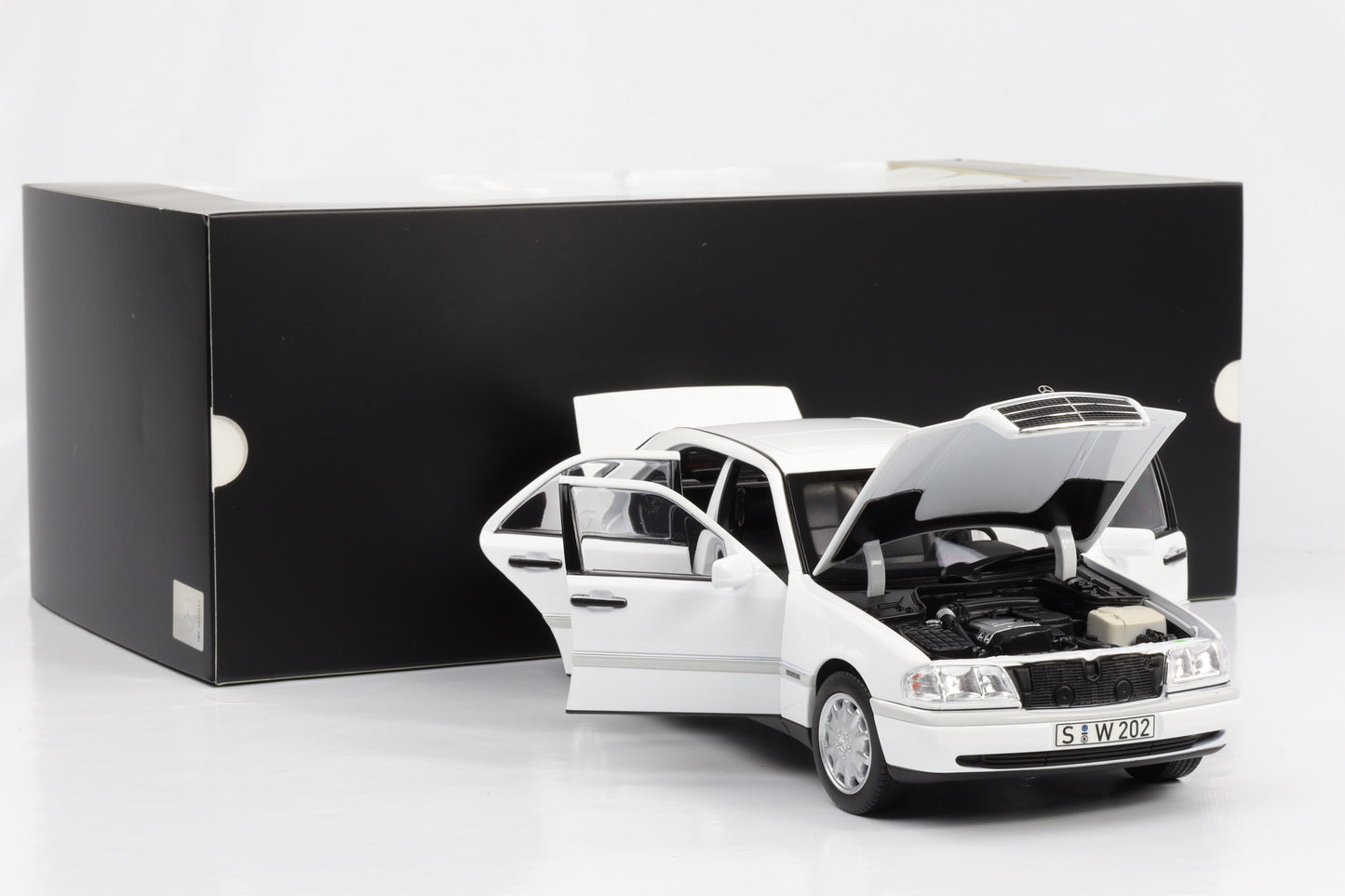 1:18 Mercedes-Benz C 200 W202 Limousine 1996 polarweiss Norev Dealer limited