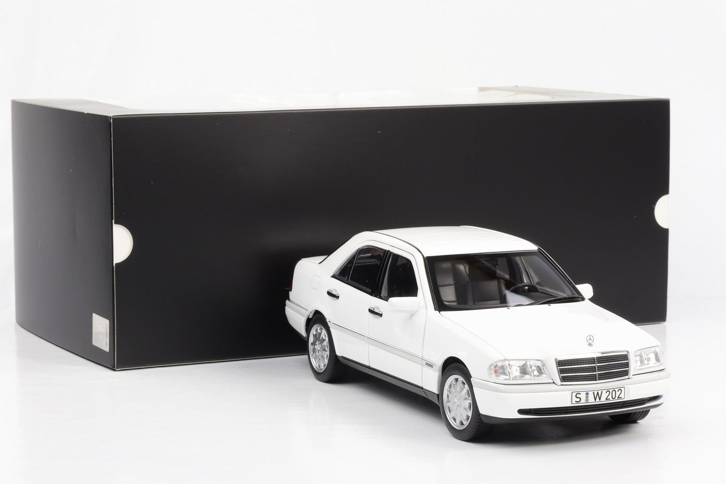 1:18 Mercedes-Benz C 200 W202 Limousine 1996 polarweiss Norev Dealer limited