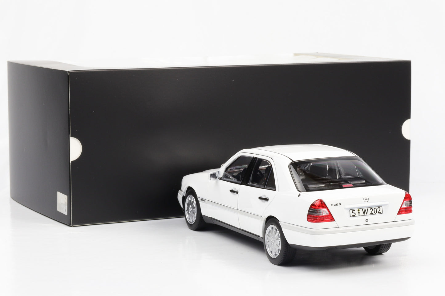 1:18 Mercedes-Benz C 200 W202 Limousine 1996 polarweiss Norev Dealer limited