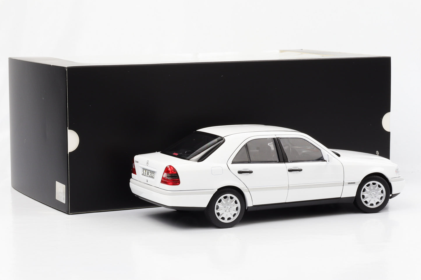 1:18 Mercedes-Benz C 200 W202 Limousine 1996 polarweiss Norev Dealer limited