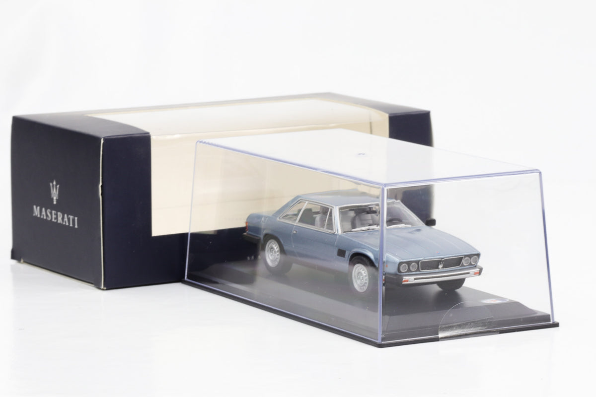 1:43 Maserati Kyalami metallic-hellblau Leo Models Dealer-Box