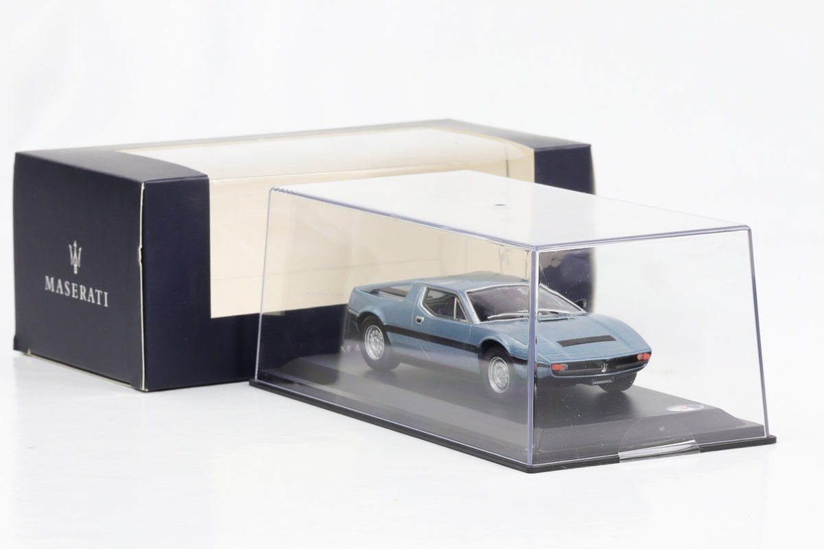 1:43 Maserati Merak 200 GT metallic-hellblau Leo Models Dealer-Box