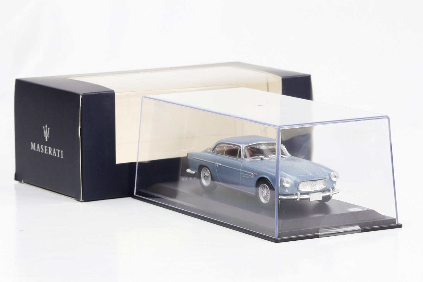 1:43 Maserati A6G/54 Allemano metallic-hellblau Leo Models Dealer-Box
