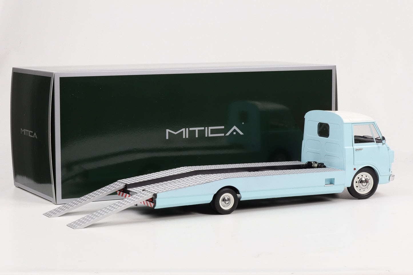 1:18 Mitica Alfa Romeo A12 F12 Car Hauler Transporter LKW 1967 hellblau