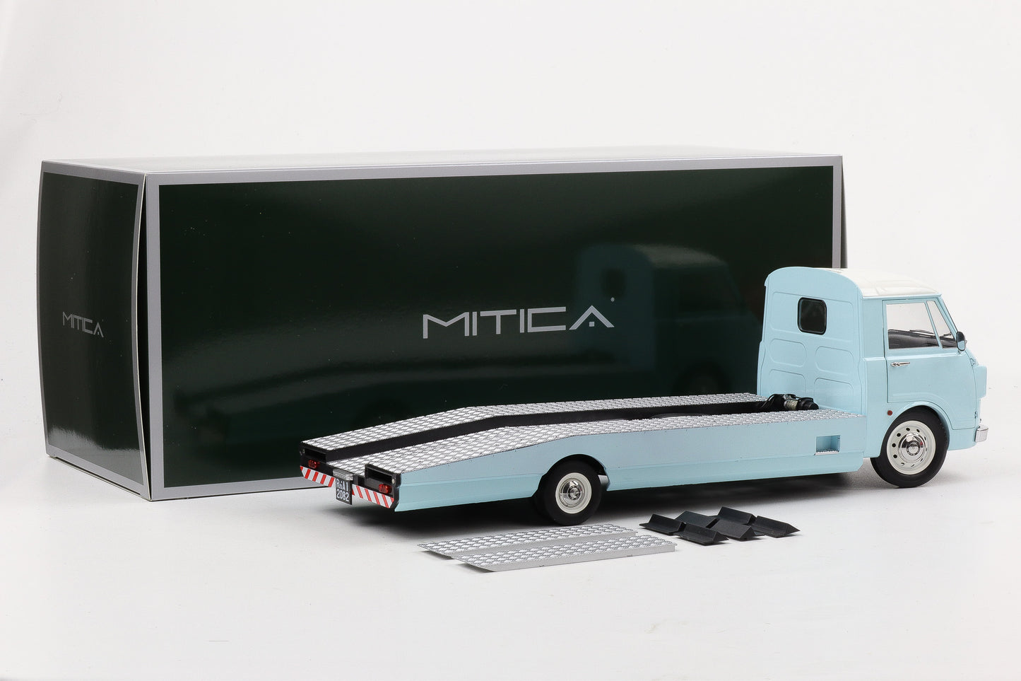 1:18 Mitica Alfa Romeo A12 F12 Car Hauler Transporter LKW 1967 hellblau