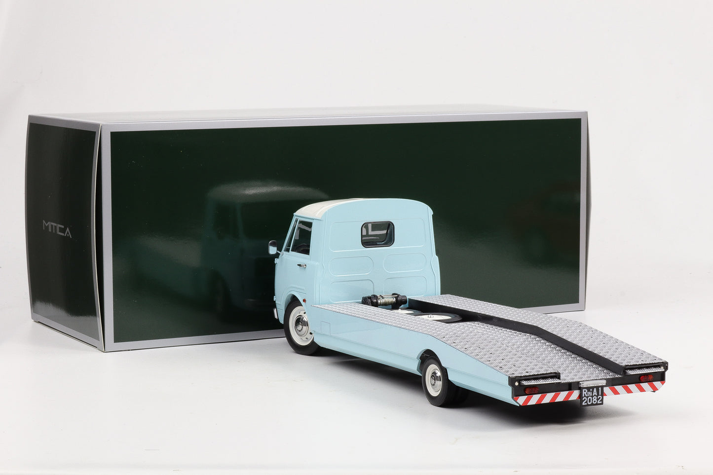 1:18 Mitica Alfa Romeo A12 F12 Car Hauler Transporter LKW 1967 hellblau