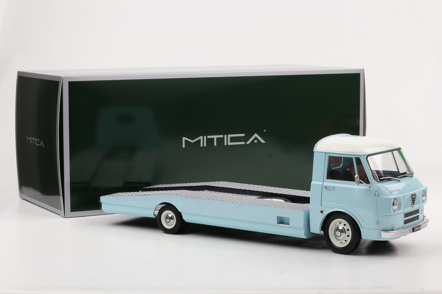1:18 Mitica Alfa Romeo A12 F12 Car Hauler Transporter LKW 1967 hellblau