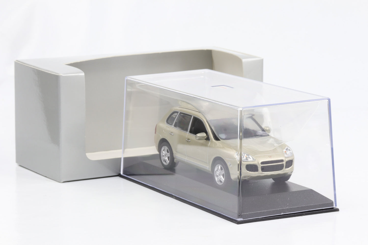 1:43 Porsche Cayenne Turbo 2002 beige metallic Minichamps WAP Dealer