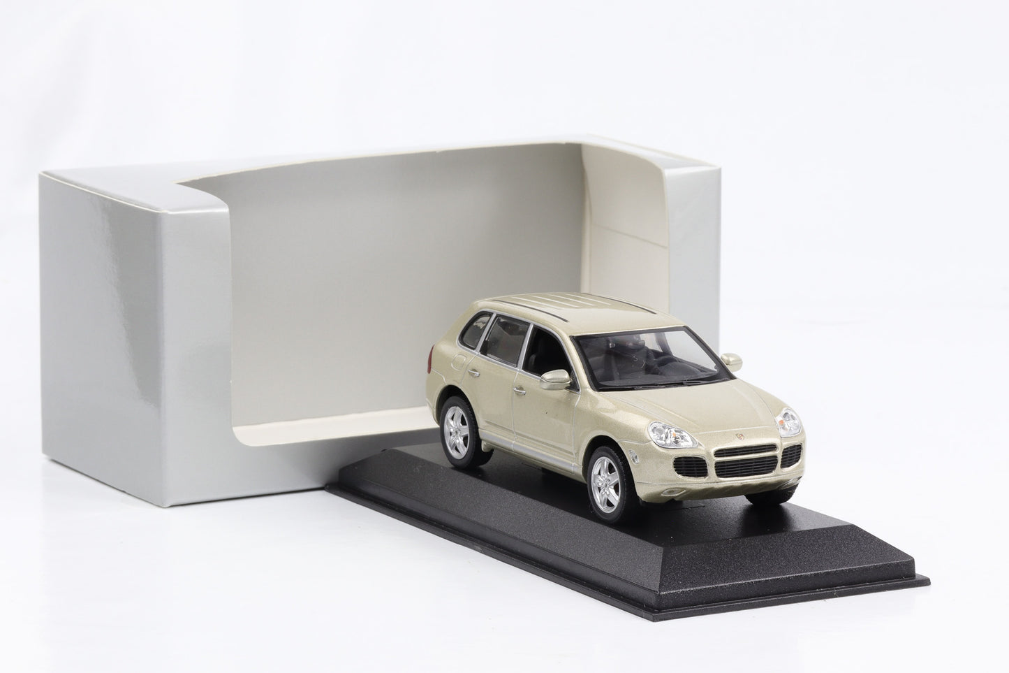 1:43 Porsche Cayenne Turbo 2002 beige metallic Minichamps WAP Dealer