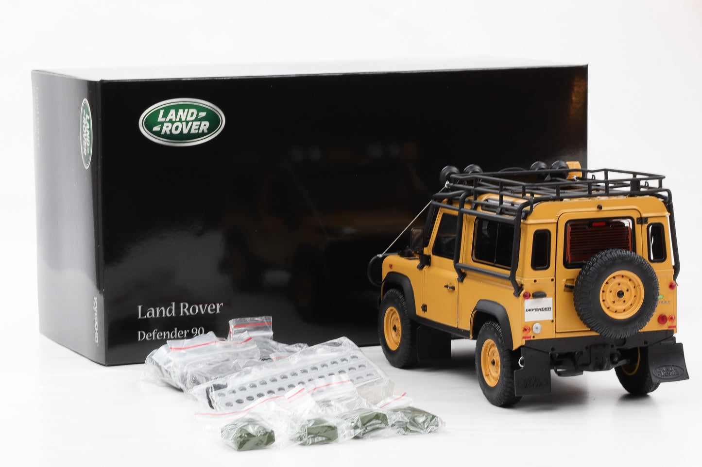 1:18 Kyosho Land Rover Defender 90 gelb mit Zubehör / ohne Camel 08901CT