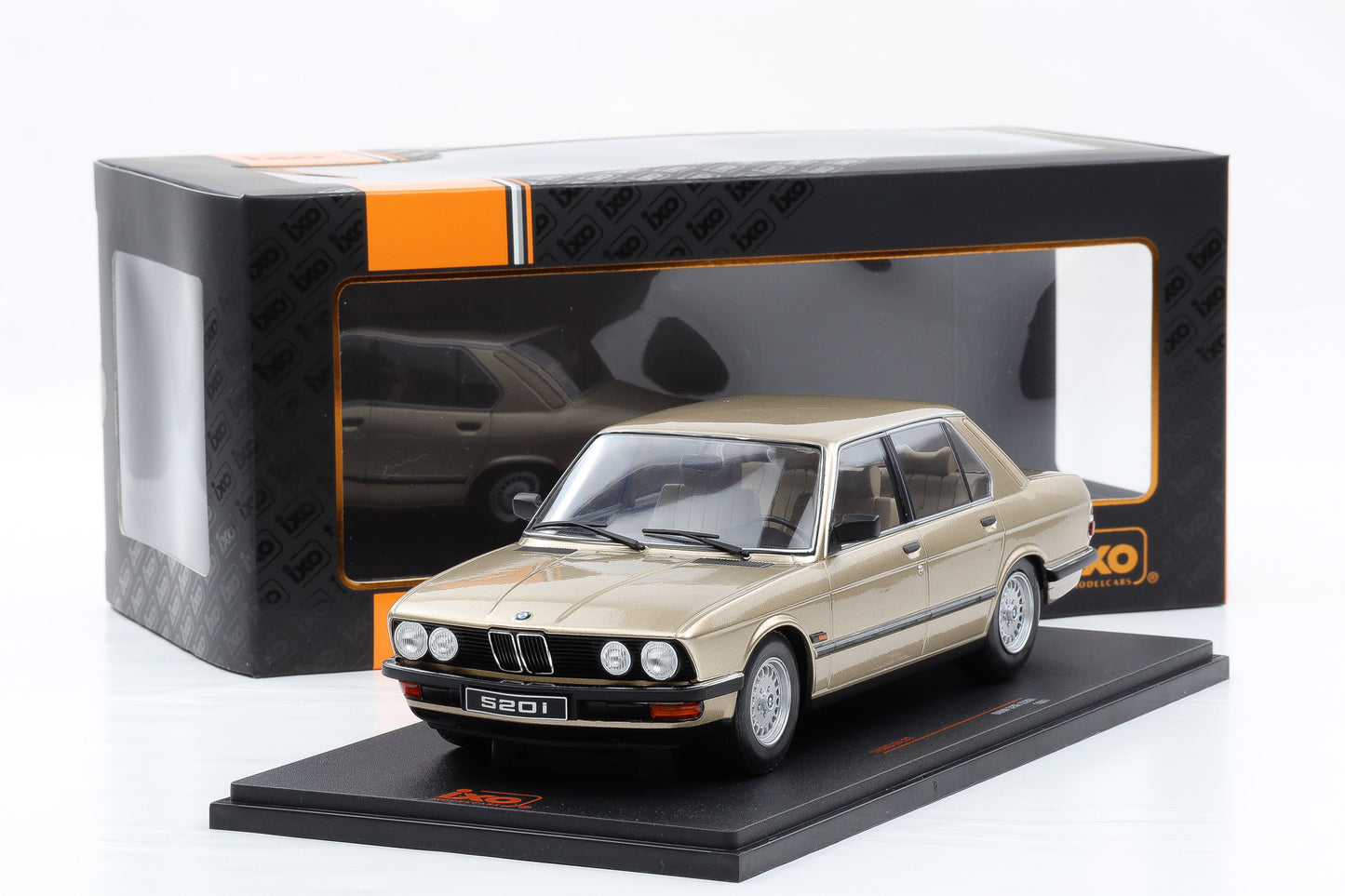 1:18 IXO BMW 5er Reihe 520i E28 Limousine 1987 gold metallic 18CMC184