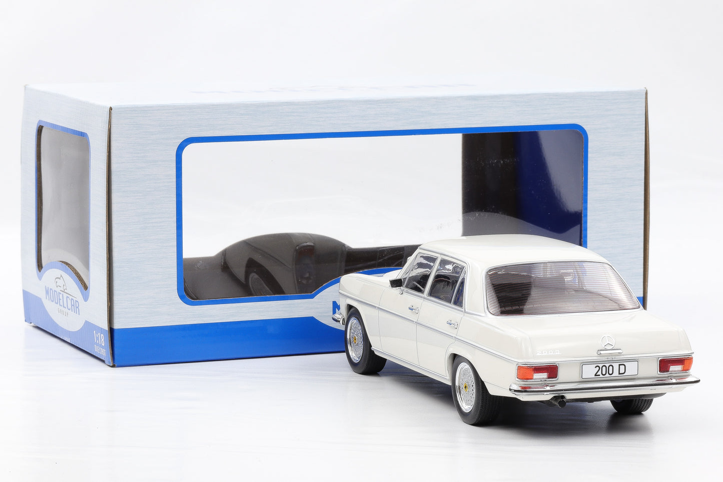 1:18 MCG Mercedes Benz 220 D /8 Strichachter W115 1968 weiss diecast 18122