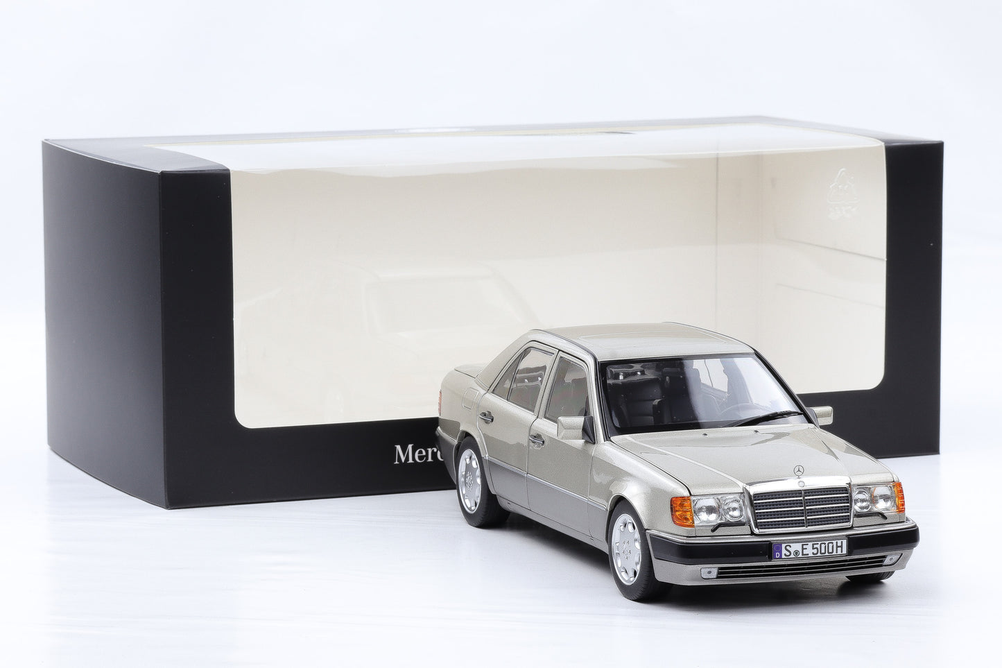 1:18 Norev Mercedes-Benz 500 E W124 5.0 V8 Limousine rauchsilber DEALER Edition
