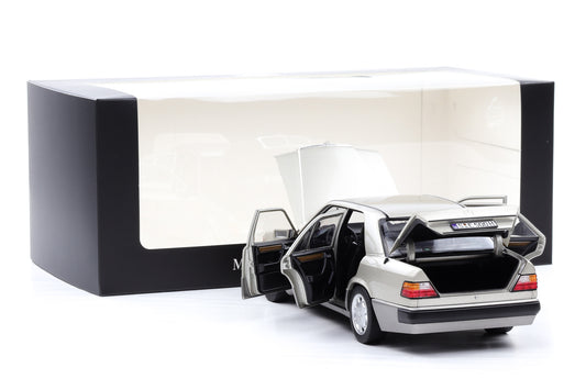 1:18 Norev Mercedes-Benz 500E W124 5.0 V8 rauchsilber DEALER mit Vitrine