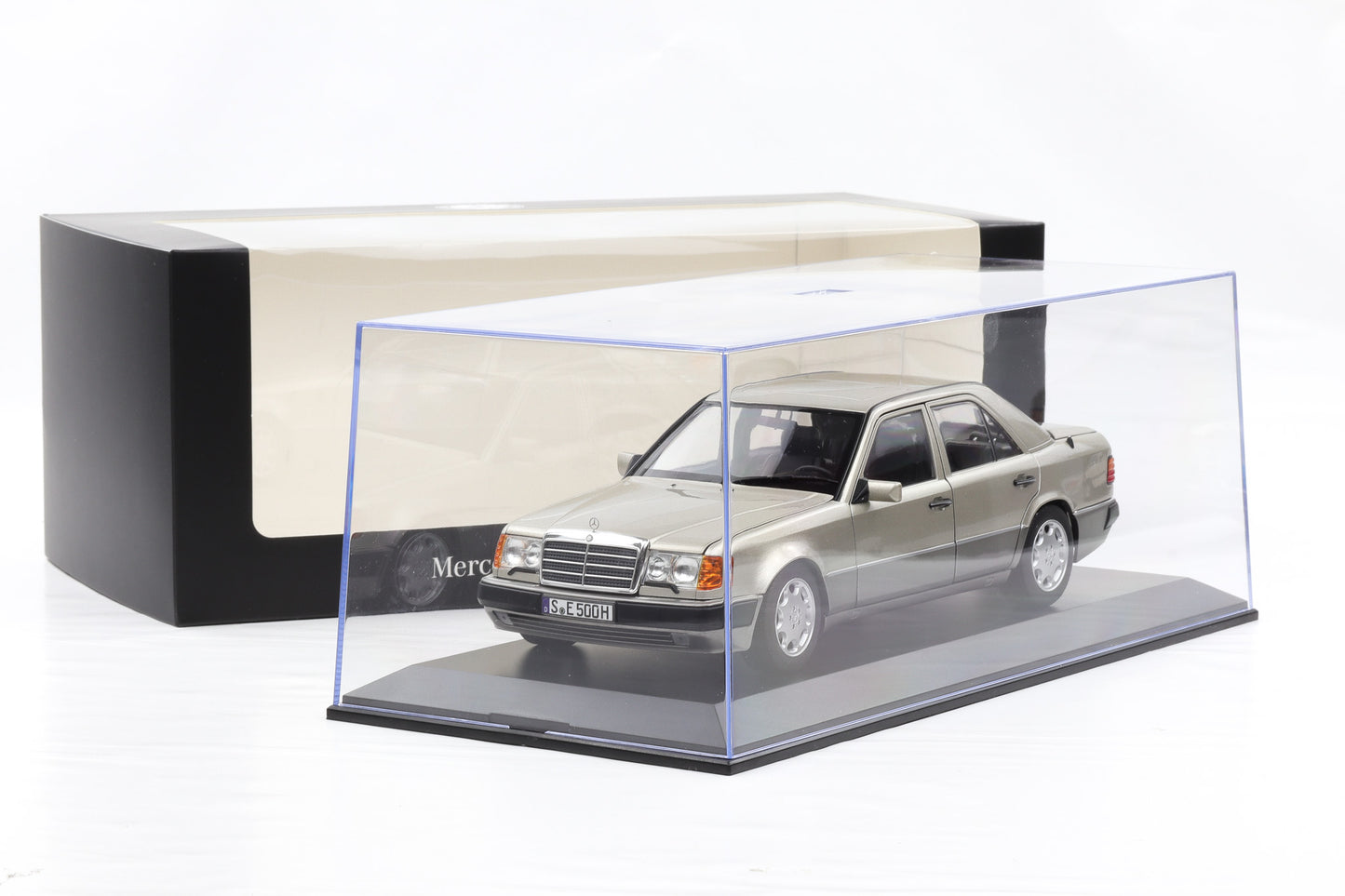 1:18 Norev Mercedes-Benz 500E W124 5.0 V8 rauchsilber DEALER mit Vitrine