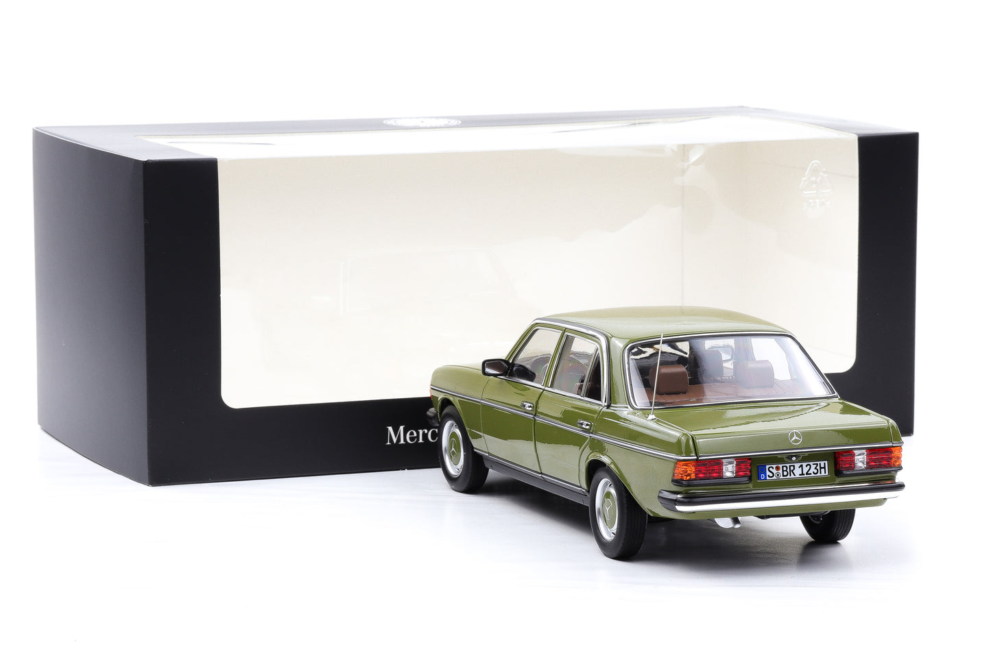 1:18 Norev Mercedes-Benz 200 W123 agavengrün 1980 opening Dealer mit Vitrine