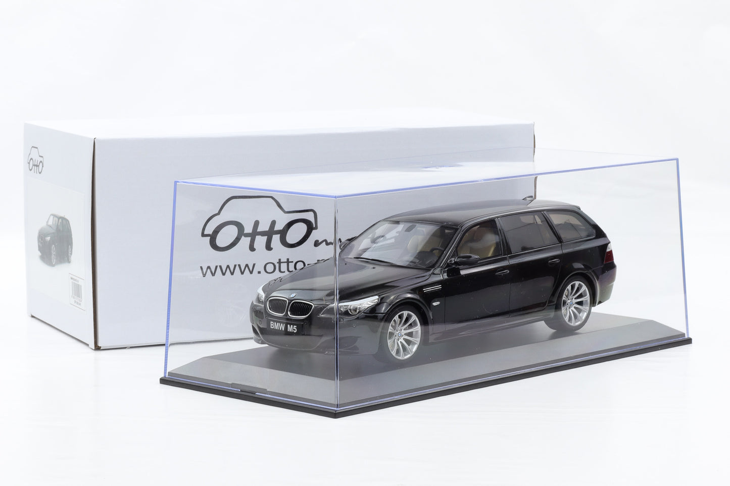 1:18 Ottomobile BMW E61 M5 Touring schwarz 2004 mit Vitrine OT1020