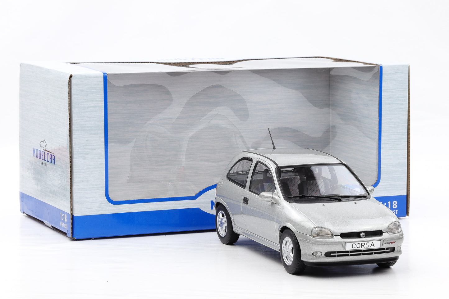 1:18 Opel Corsa B GSI 1993 silber mit Vitrine MCG18515 diecast