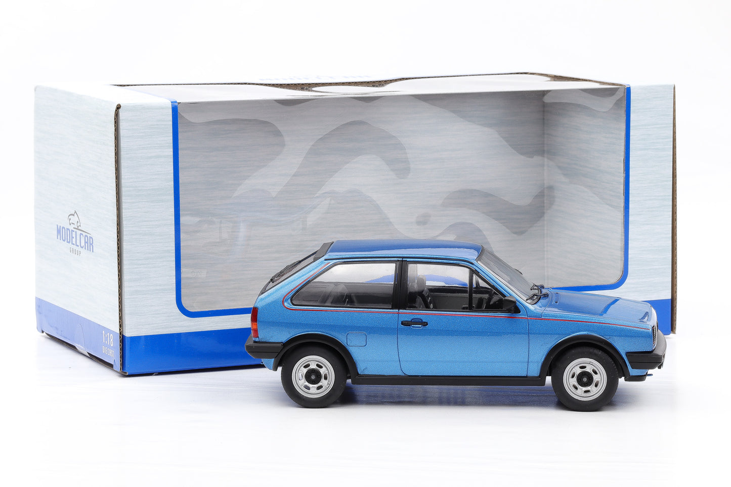 1:18 VW Volkswagen Polo 2 Coupe GT 1985 blau metallic MCG mit Vitrine
