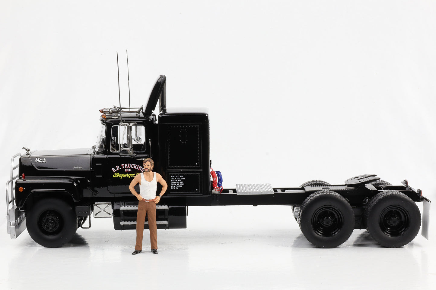 1:18 Mack RL 700L 1974 like Movie Convoy Truck mit Figur Road Kings