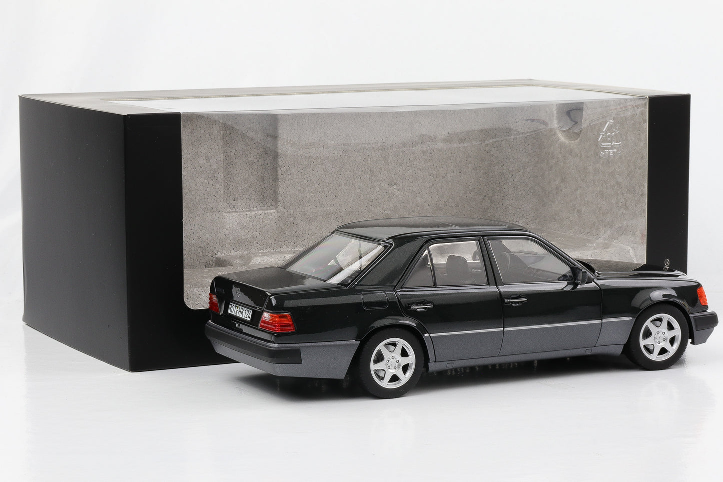 1:18 Mercedes-Benz W124 500 E 5.0 blue-black metallic Dealer limited Norev
