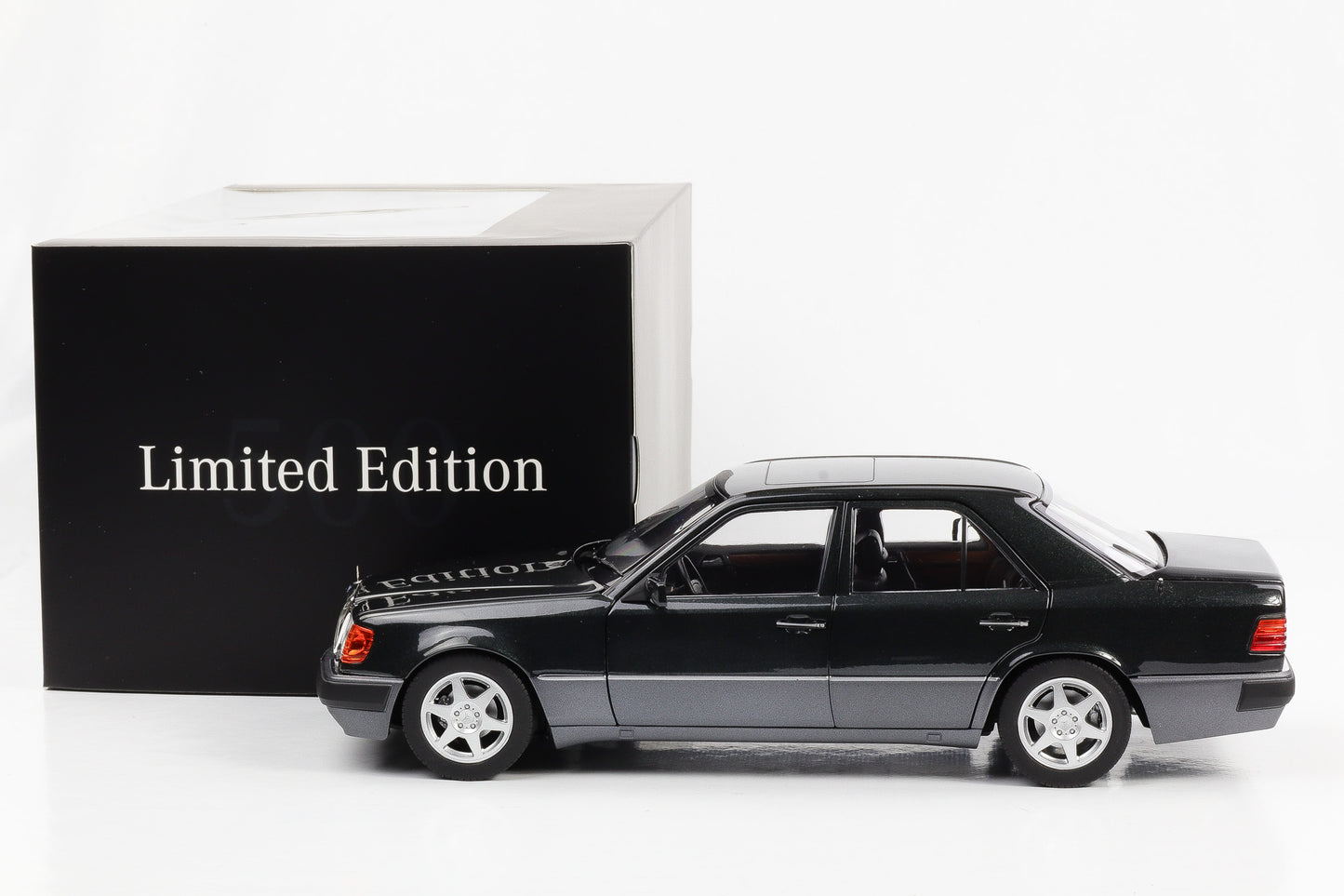 1:18 Mercedes-Benz W124 500 E 5.0 blue-black metallic Dealer limited Norev