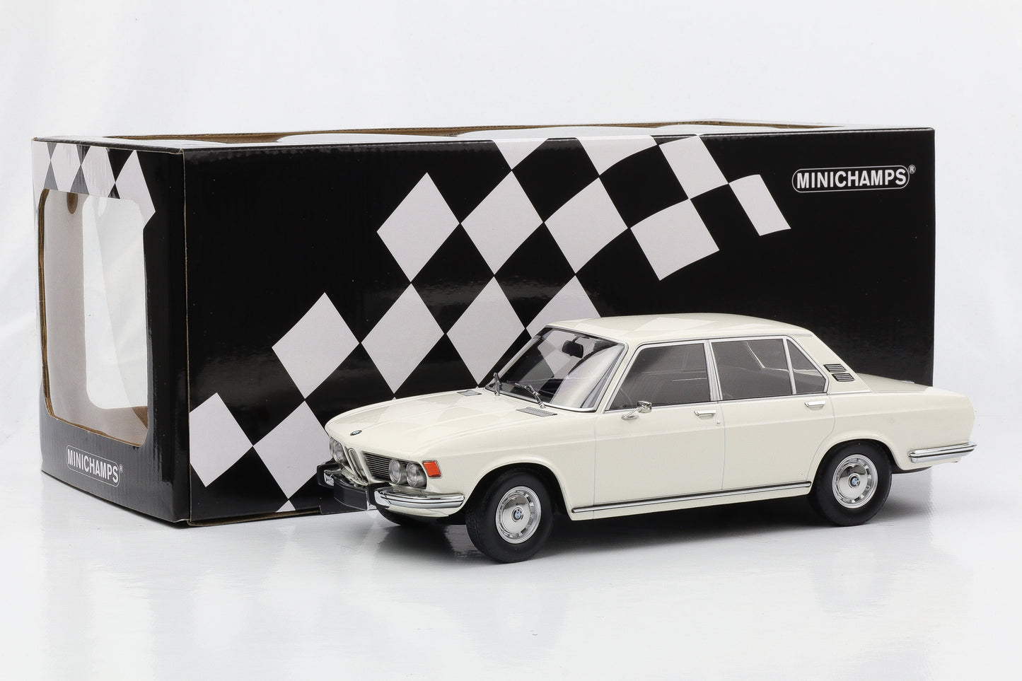 1:18 Minichamps BMW 2500 E3 Limousine 1968 weiß 155029202