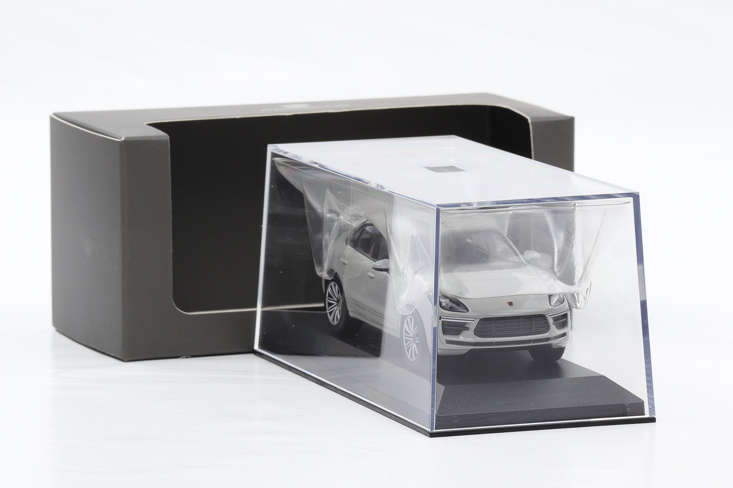 1:43 Minichamps Porsche Macan turbo 95BN Kreide grau Dealer WAP0206020J
