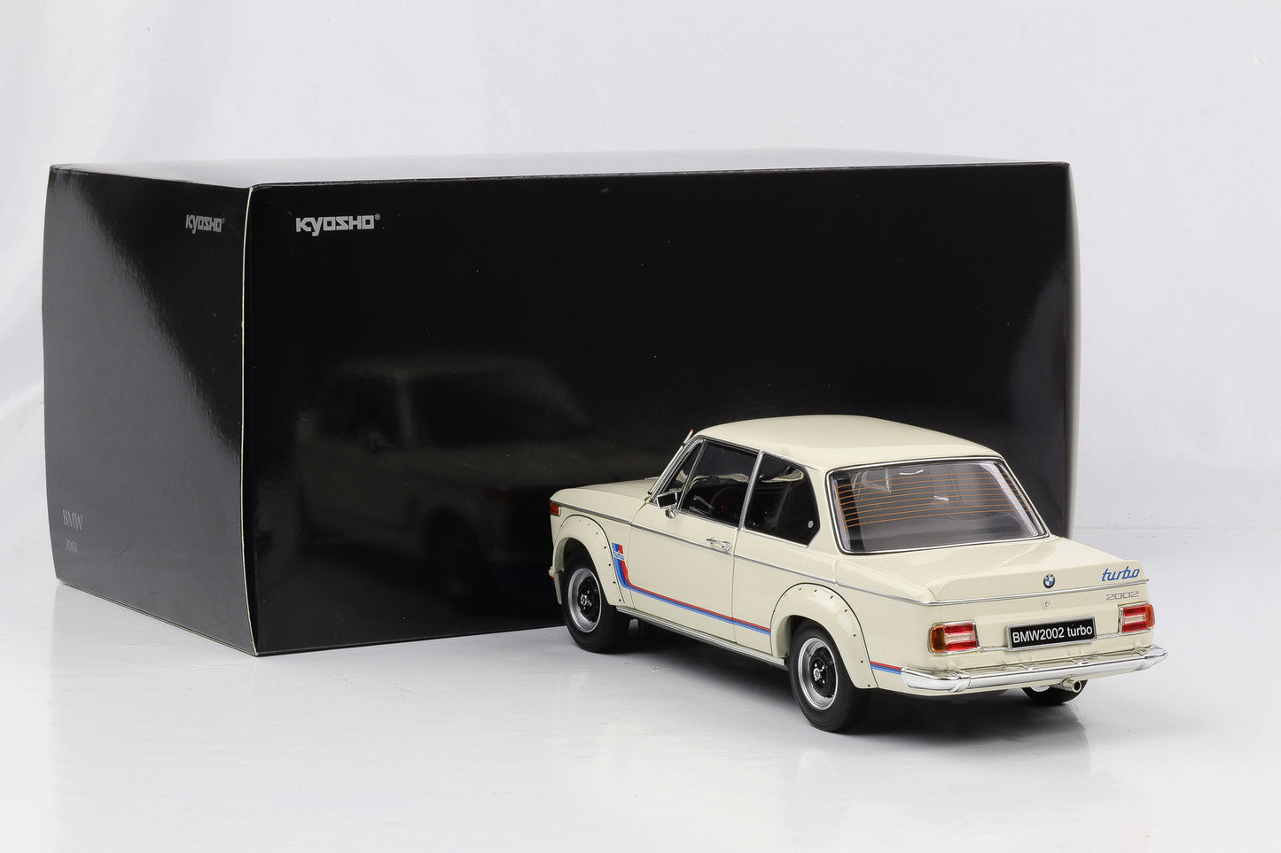1:18 BMW Kyosho 2002 Turbo 1974 creme white 08544W full opening