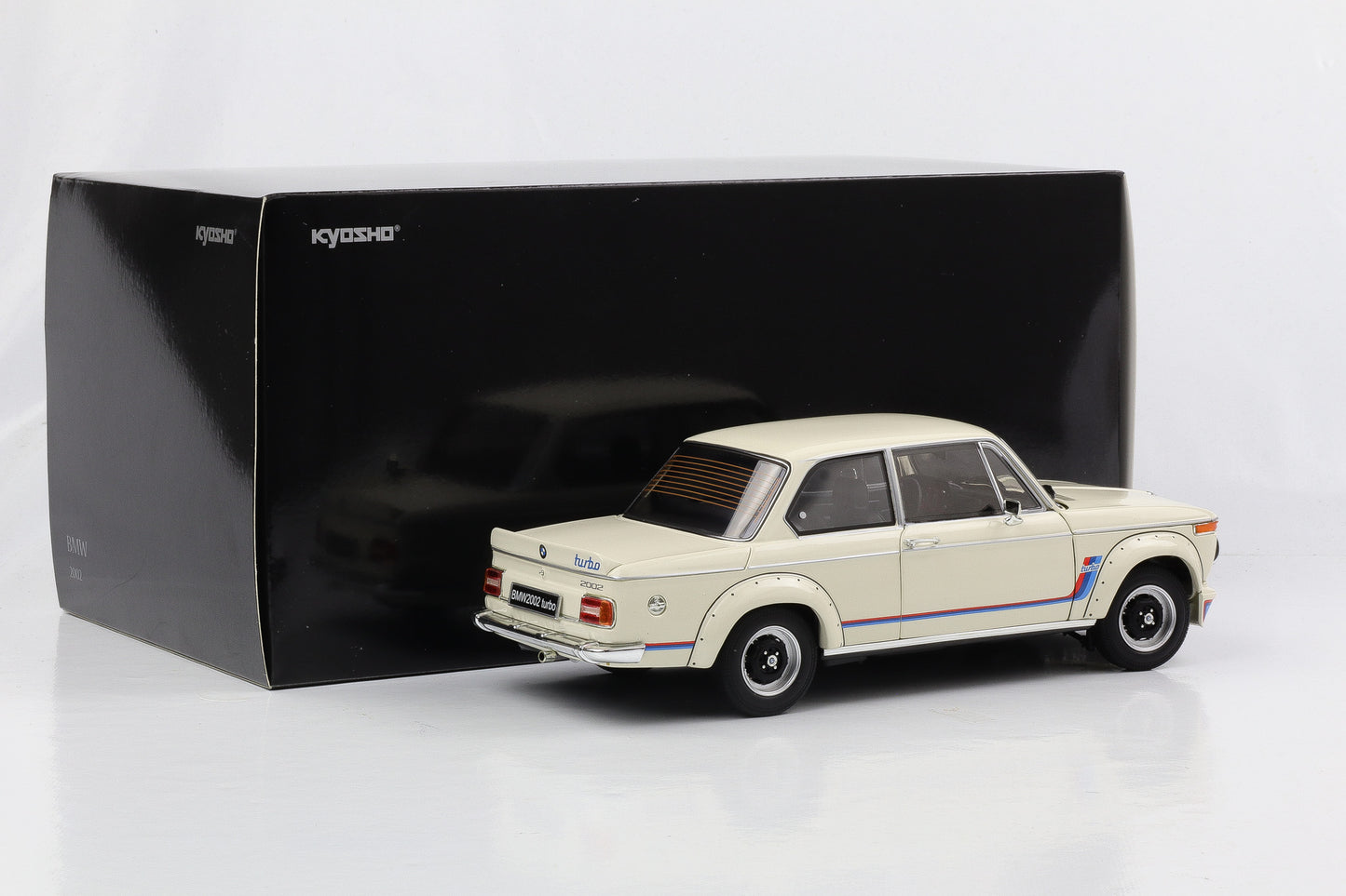1:18 BMW Kyosho 2002 Turbo 1974 creme white 08544W full opening